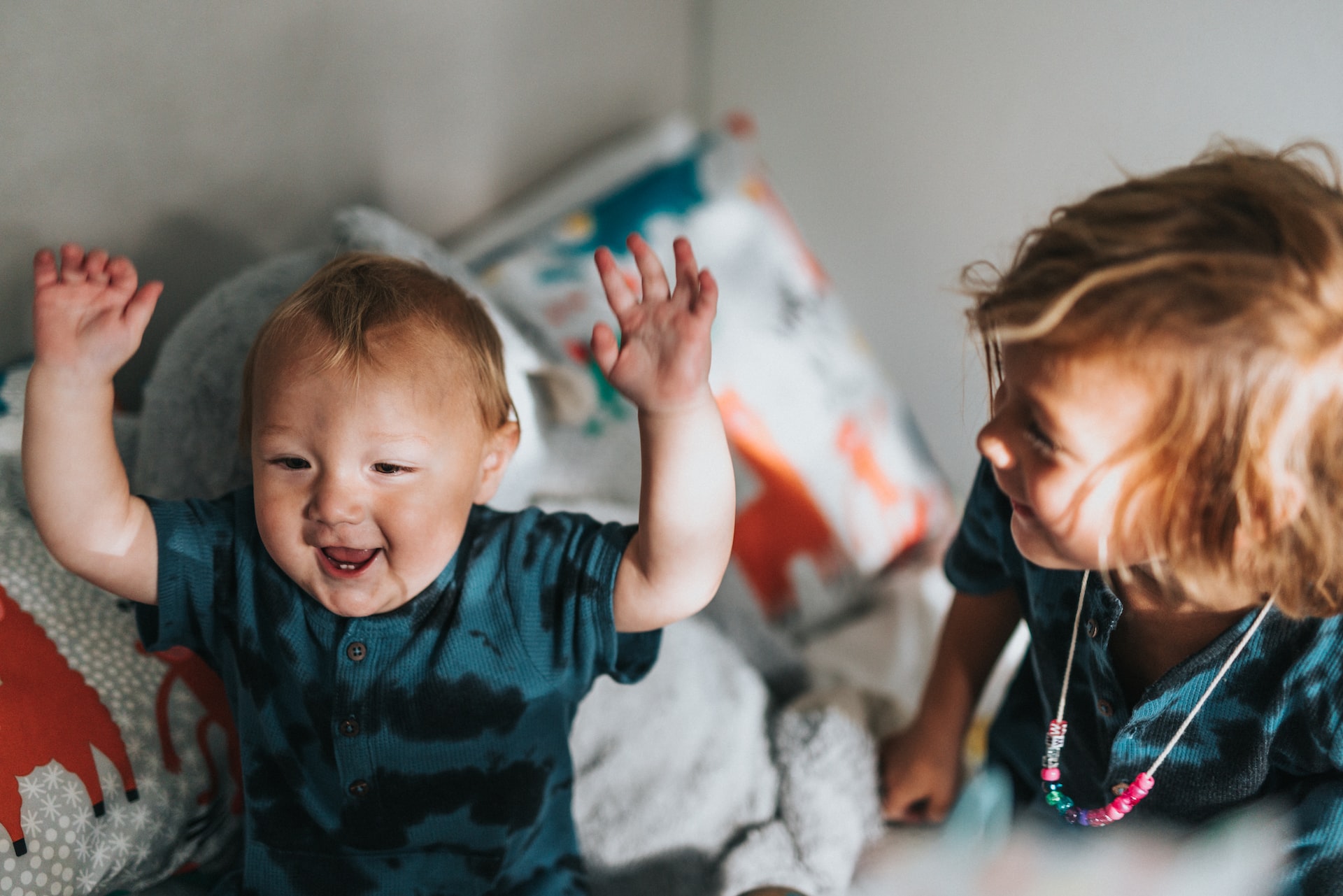 Comptines et jeux signées signes avec bébé jeu comptines famille Tarn Albi