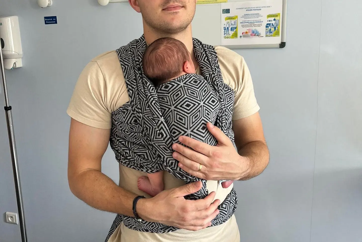 Papa porte bébé après un atelier de portage à Albi Tarn avec une monitrice de portage