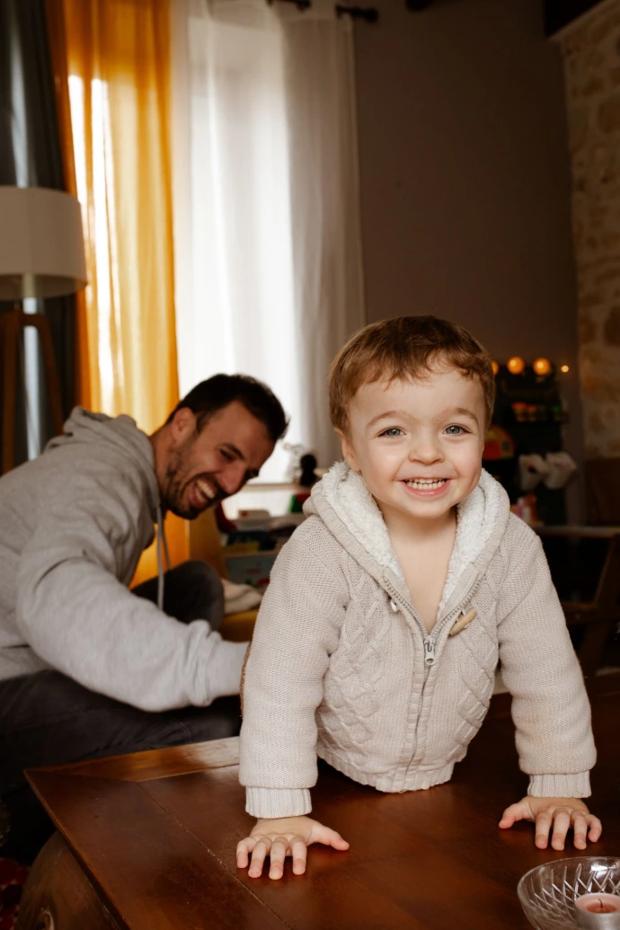 atelier de parentalité à albi Papa qui joue avec son enfant
